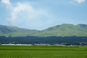 阿蘇の噴煙と往生岳と杵島岳