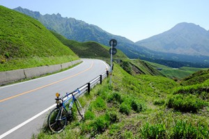 箱石峠から望む根子岳と高岳・国道265号【阿蘇カルデラ】